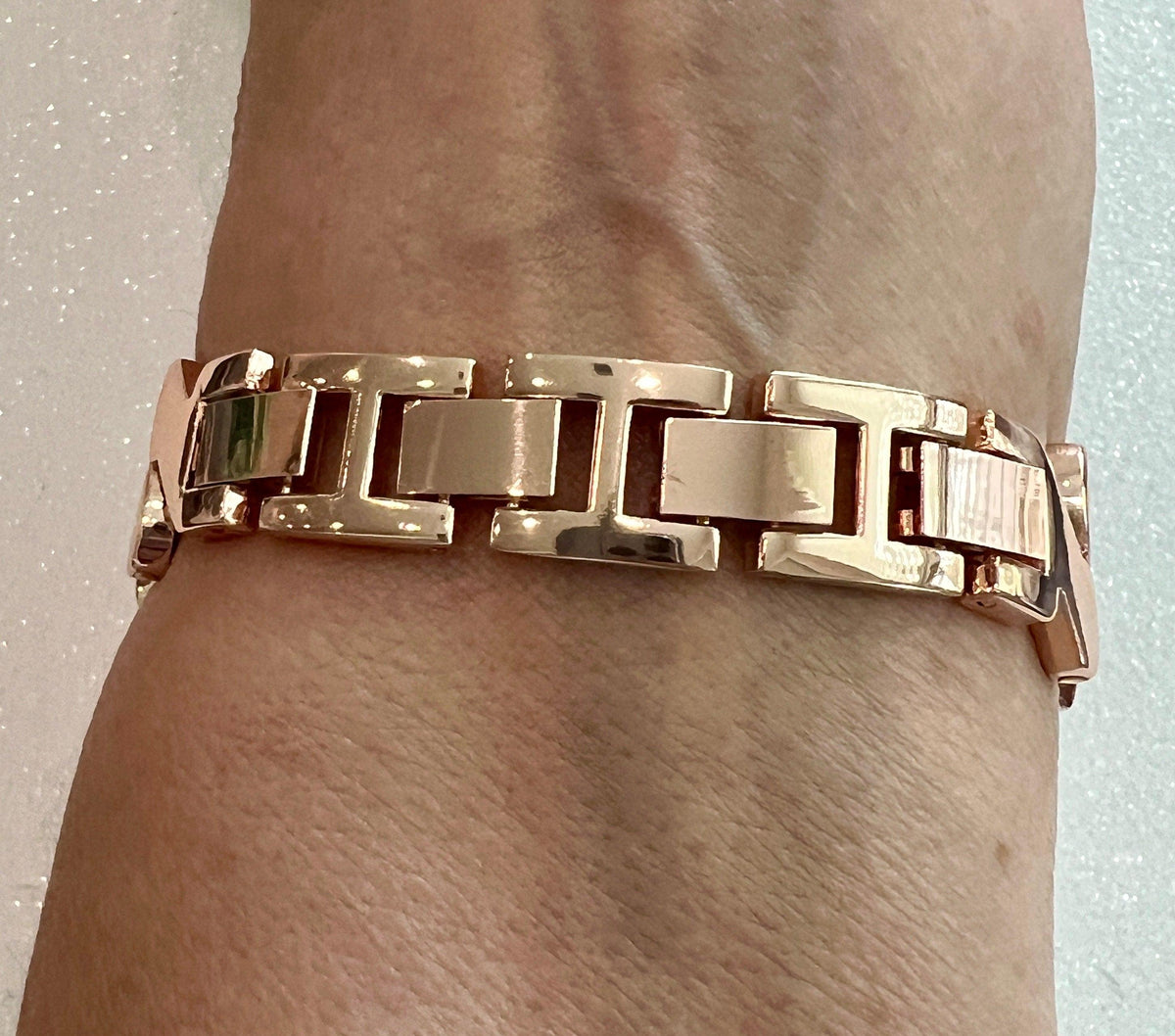 Luxury Apple Watch Band Women Rose Gold 38mm-45mm, Iwatch Phone band Bracelet & or Apple Watch Case Baguette Lab Diamond Bezel Minimalist